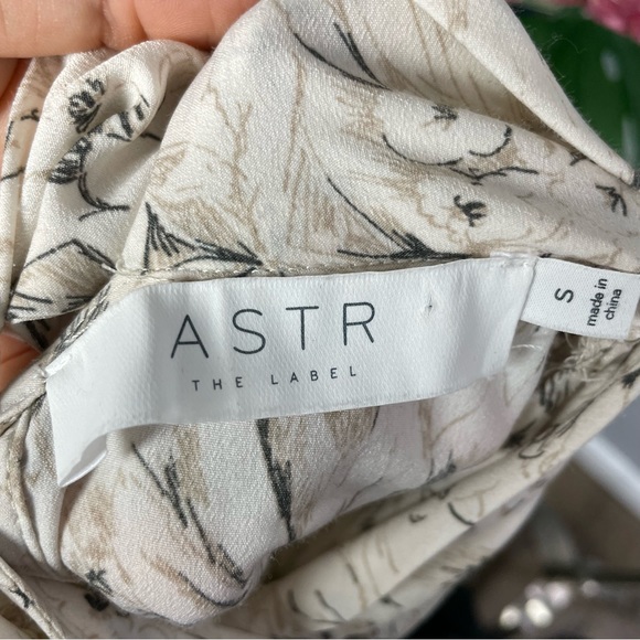 NWT ASTR off white sketch floral blouse with tie Sz S - Picture 14 of 16